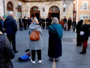 Una cinquantena de persones es concentren al Vendrell per condemnar el feminicidi de dimecres passat al municipi