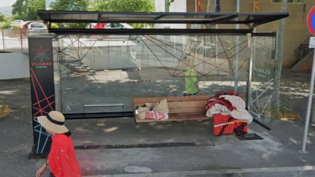 Imatge de la dona dormint a la marquesina (Calafell)