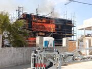Controlat un incendi d’una casa de fusta en construcció a Sant Pere de Ribes que ha cremat més de quatre hores