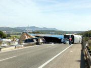 Un camió s’accidenta i bolca la càrrega a l’autopista C-32 al Garraf, que queda tallada en els dos sentits