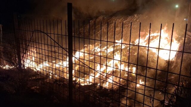 Imatge de l'incendi a l'empresa al carrer Muga (Calafell)