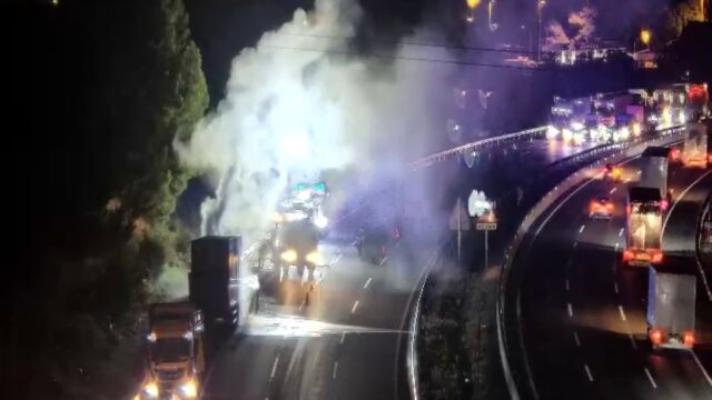 Imatge de l'entinció del camió en flames a Banyeres del Penedès (Trànsit)