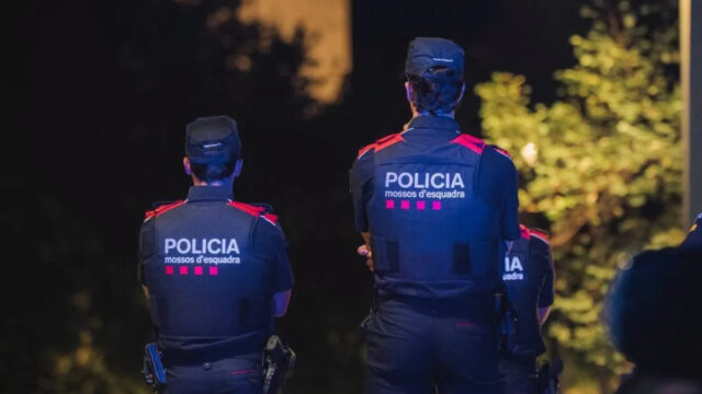 Imatge de dos agents dels mossos (Mossos d'Esquadra)