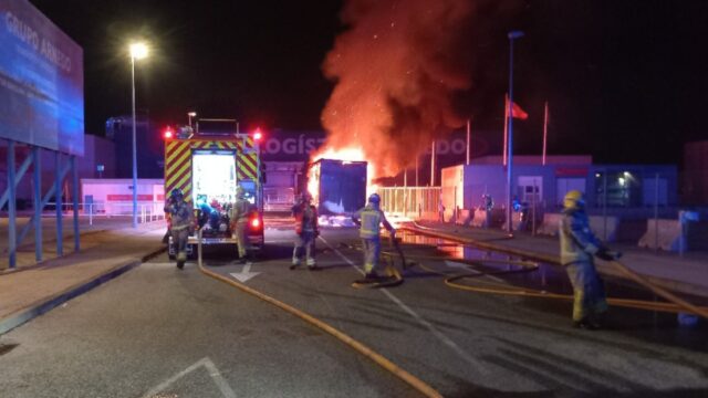Imatge de l'incendi del camió de paper a Santa Oliva (Bombers)