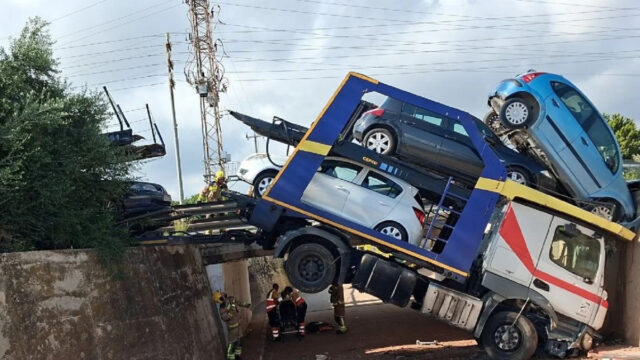 Imatge del conductor del camió sent atès després de caure pel terraplé al Vendrell (Bombers)